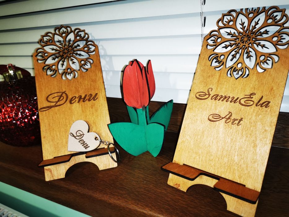 Поставка за телефон с гравиране на име и текст по ваш избор