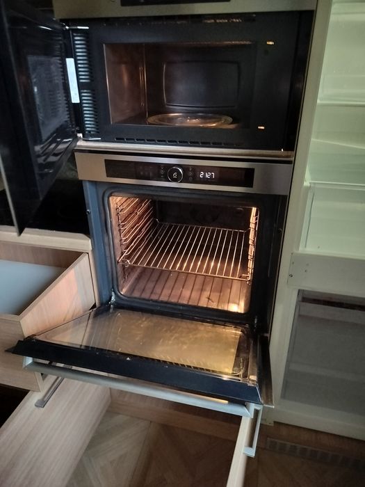 Ъглова кухня с вградени уреди