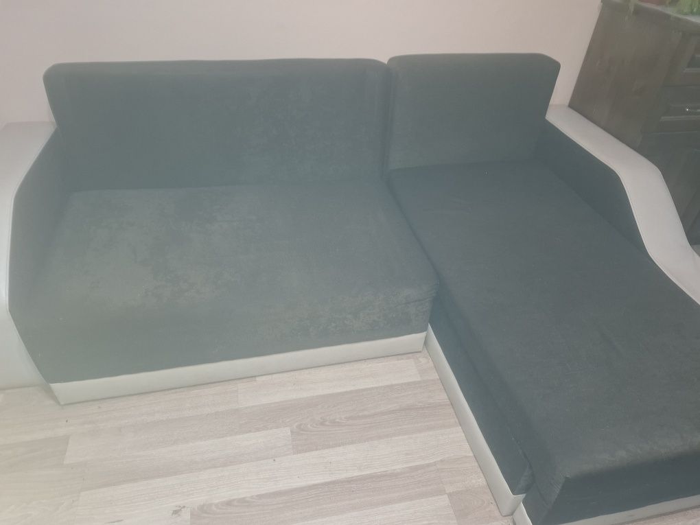 Продавам  диван с допълнителни калъфи