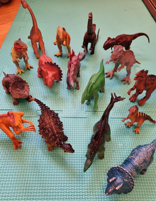 Figurine dinozaur