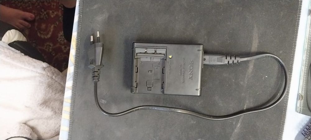 Продам зарядку для акомулятора sony