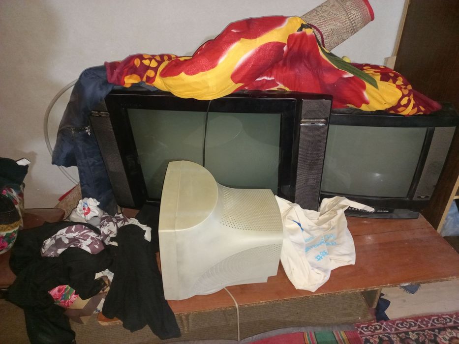 Eski televizorlar ikkitasi ishlaydi yoqib qoyib korsataman