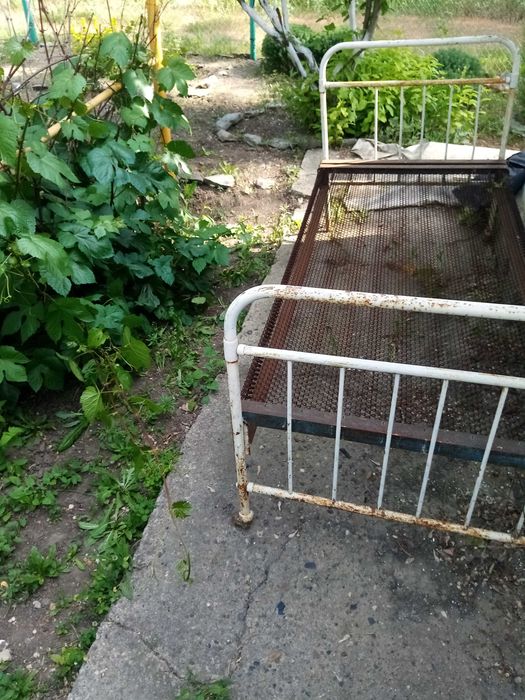 Продам, кровать железная СССР. 2 ШТУКИ. По цене 30000тг штука.