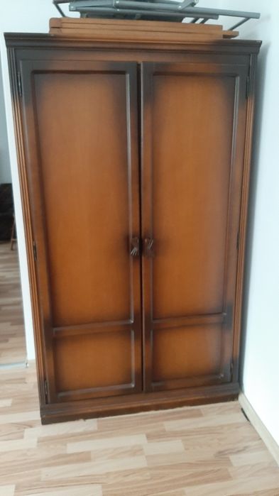 Vând 2 fotolii, un dulap haine, un minicuptor.