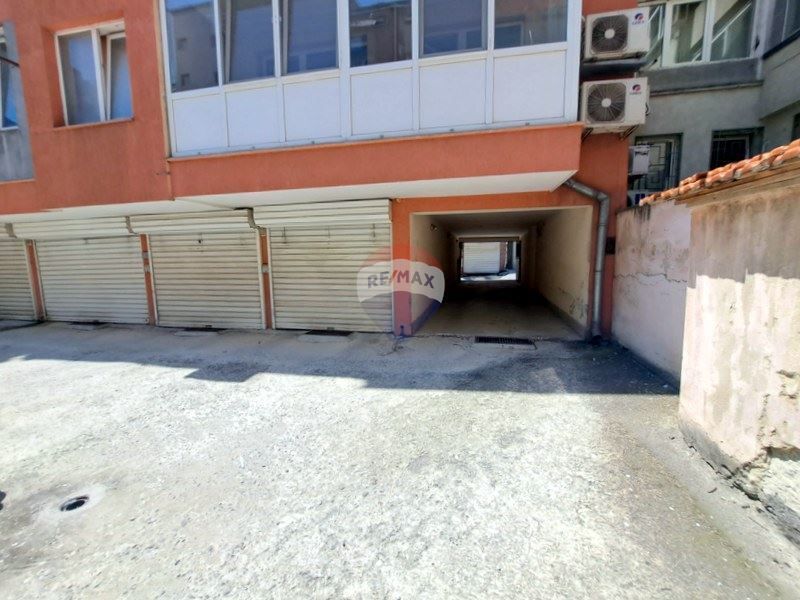 Дава се под наем Склад в Варна, Колхозен пазар - 18 кв.м за 204 € - Снимка #9