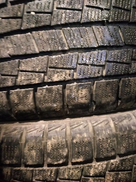 Продам шины лепучка 215/55/17  комплект  40000