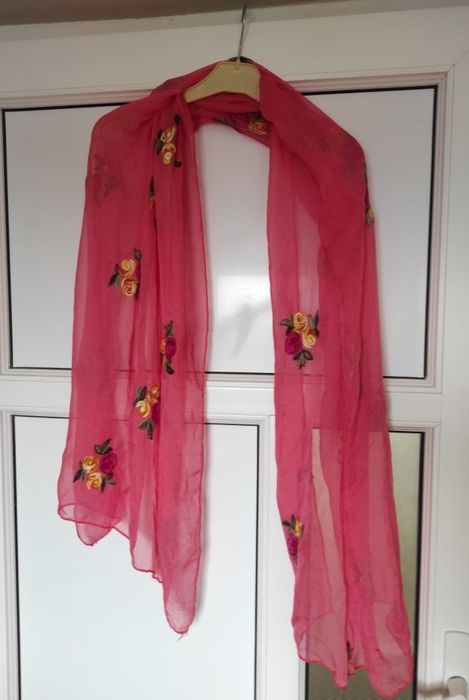 Esarfa roz cu flori
