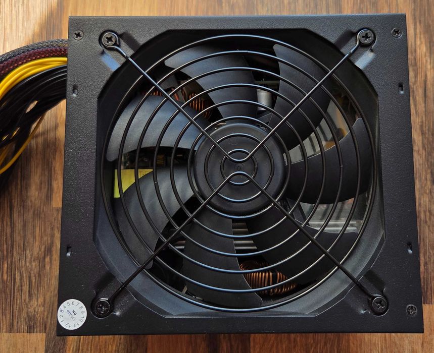 Захранване: T.F.SKYWINDINTL 2000W ATX