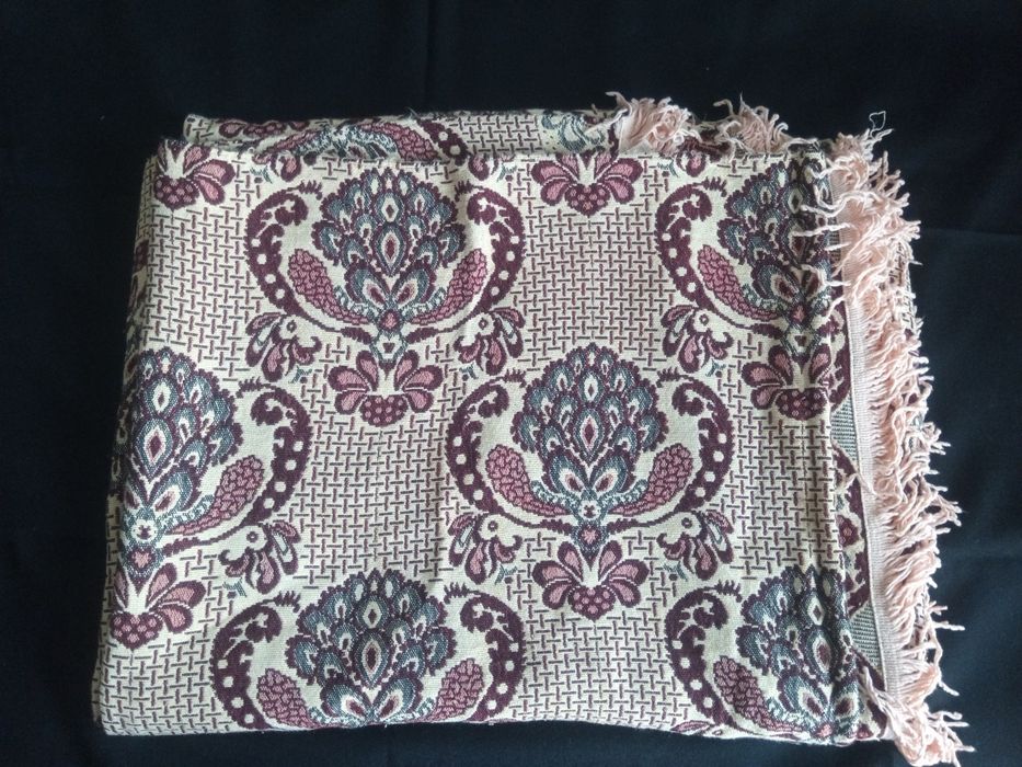 Покривка за легло с ресни от социализма