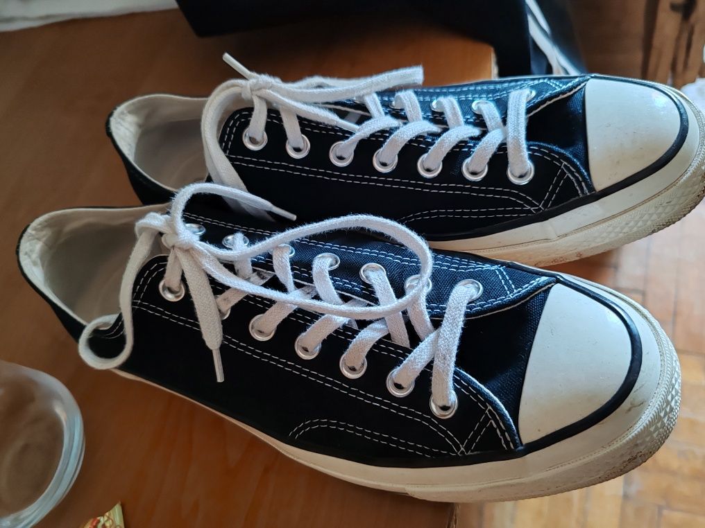 Vând,teniși converse.