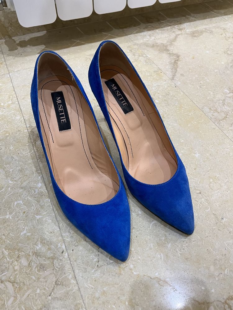 Сини велурени обувки
