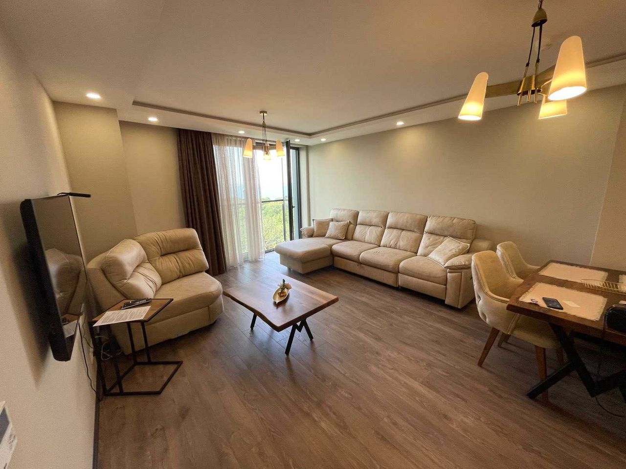 Дава се под наем Двустаен апартамент в Бургас, Лазур - 80 кв.м за 1224 € - Снимка #1