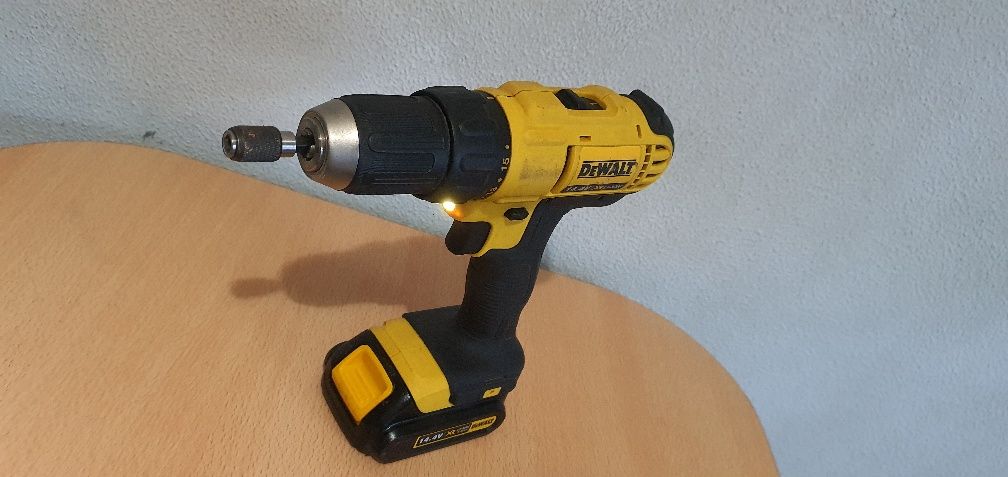 Vând filetanta mașină de găurit DeWalt