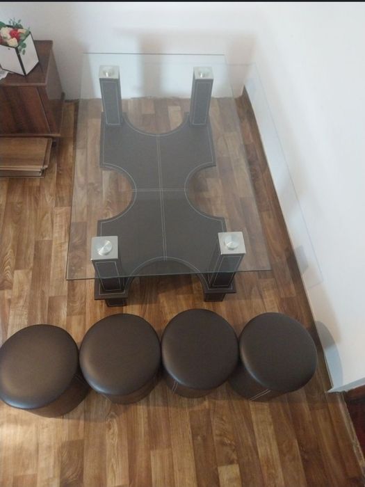 Masă de cafea cu desing rafinat + 4 tamburei!