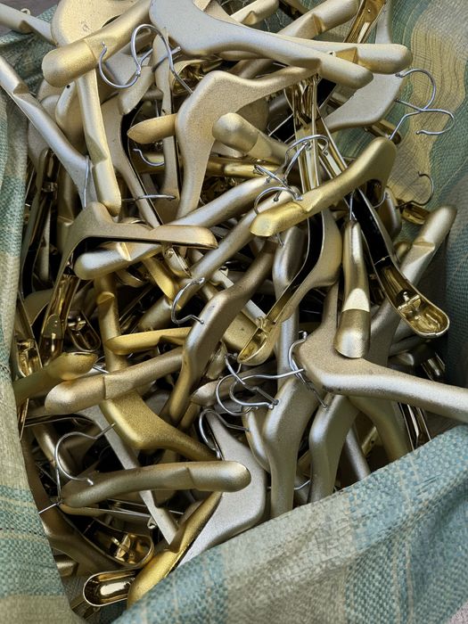 Продам золотистые вешалки плечики