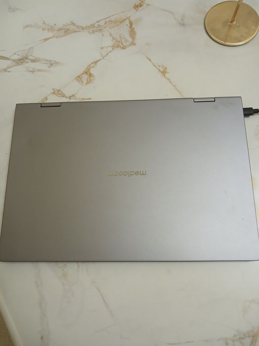 Ноутбук с сенсорной панелью , можно применить как планшет, новая модел