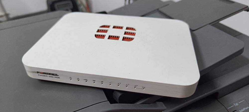 Fortinet FortiWiFi 30D-PoE + 2x FAP-221C-E