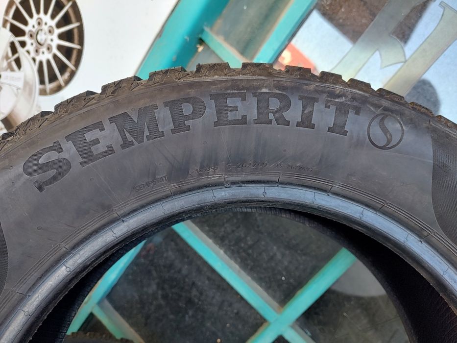 Продавам 2 зимни гуми 205/60/16 Semperit