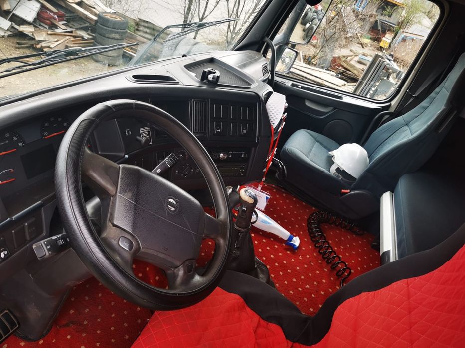 Volvo și semiremorcă bascula