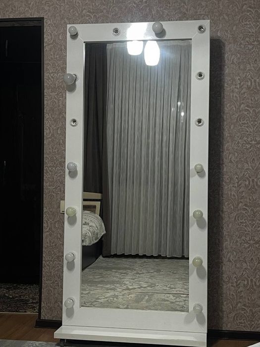 Зеркало с лампами