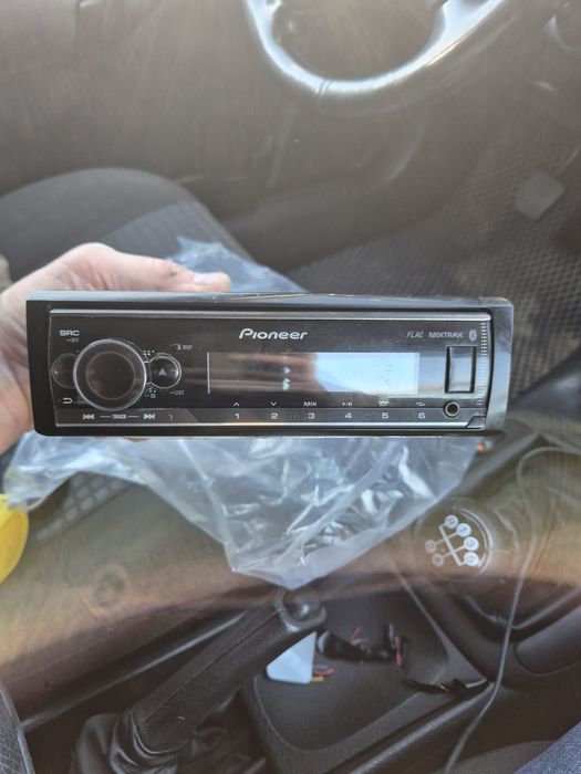 Продам с блоком для подключения кнопок руля стоял на опель вектра б.