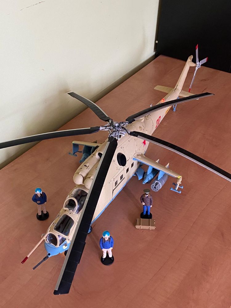 Machetă Elicopter de asalt MI-24V, alcătuită la scara de 1/24.