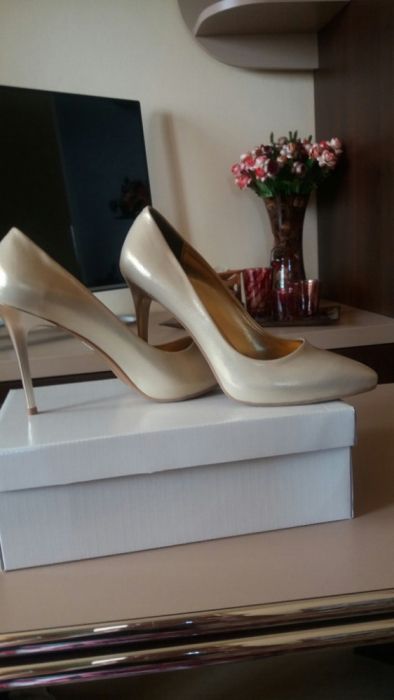 Vand pantofi Stiletto,.mar. 40 cul.sampanie,satinati,toc 11