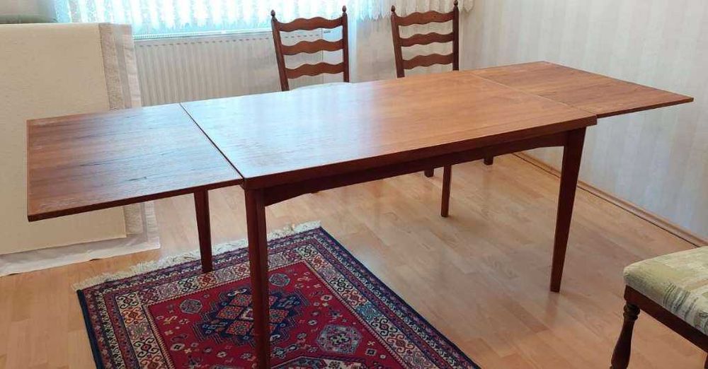 Masa Veche extensibila si 4 Scaune din lemn