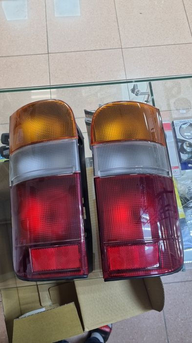 Продам фары задние левый и правый на  тойота hiace 89-94 г.в.