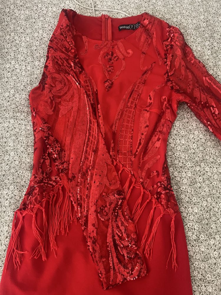 Червена рокля на Boohoo