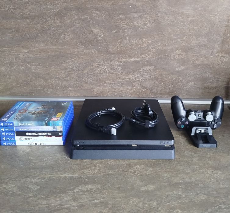 Playstation4 Slim + 5 игри + станция + джойстик и кабели