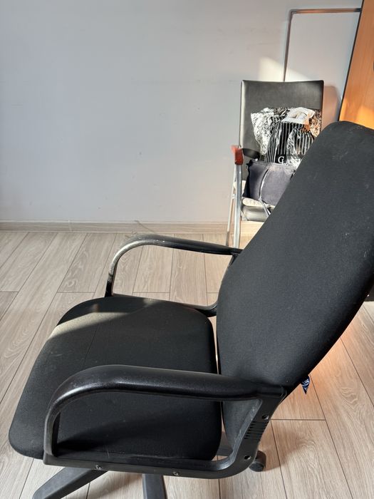 Стол офисный и несколько стульев