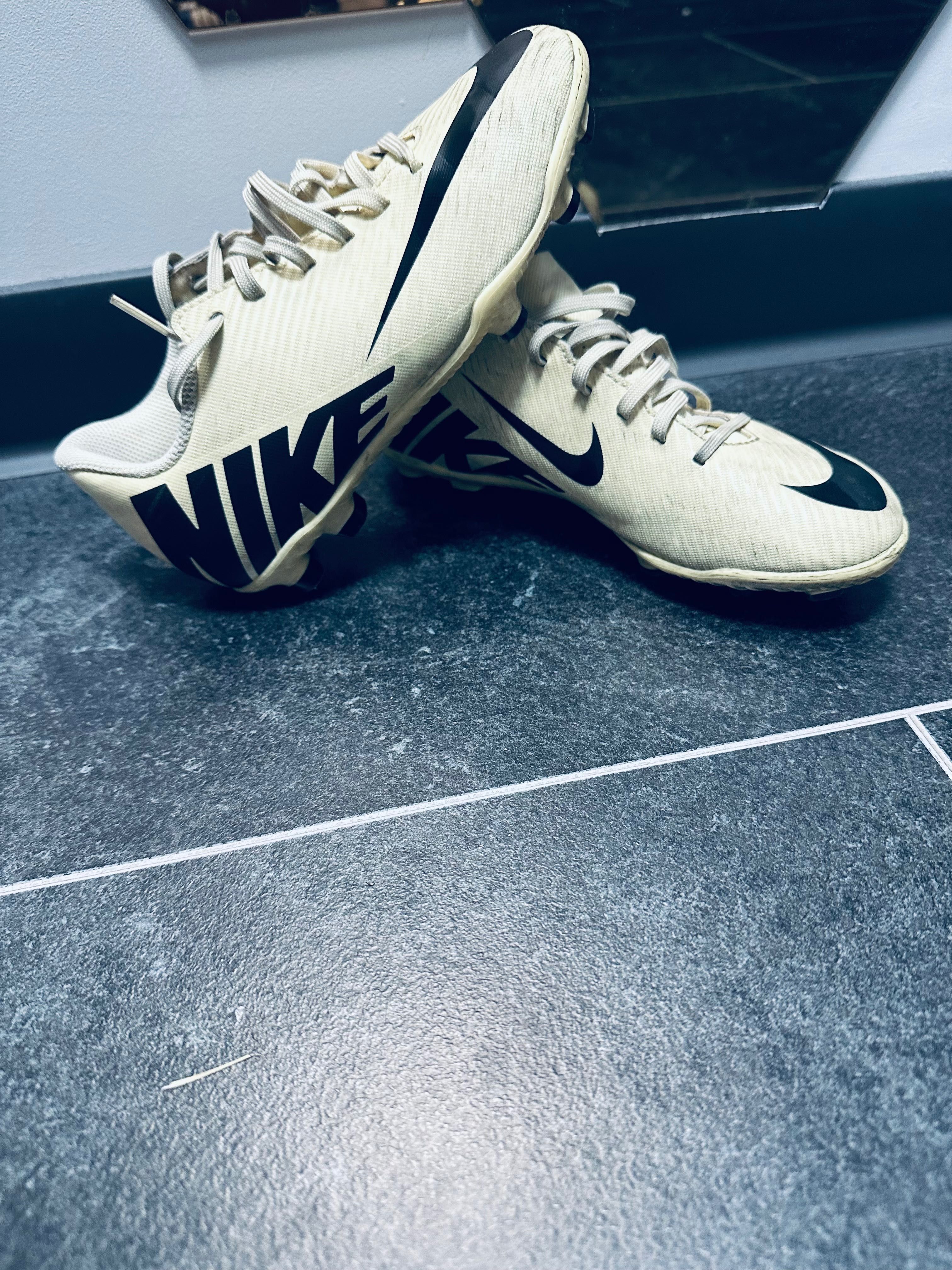 Детски футболни бутонки Nike
