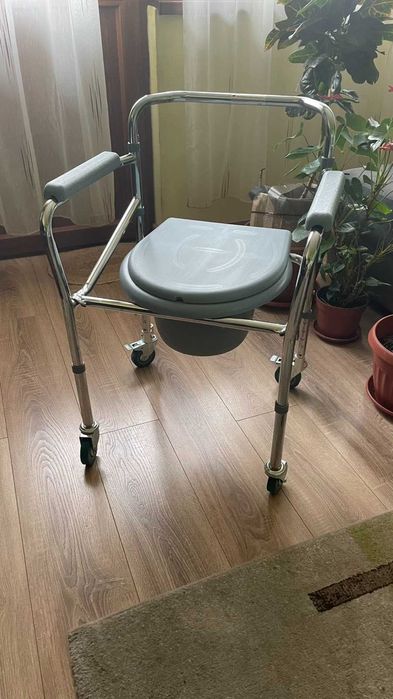 Инвалиден стол с гърне