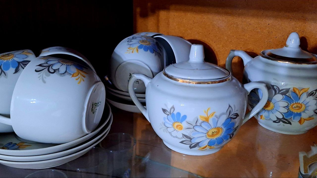 Сервизы новые. Два кофеных. Один чайный