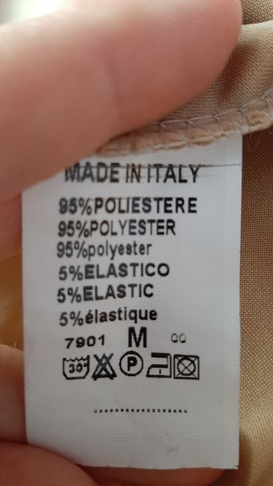 Geacă damă bej și rochie zilnică