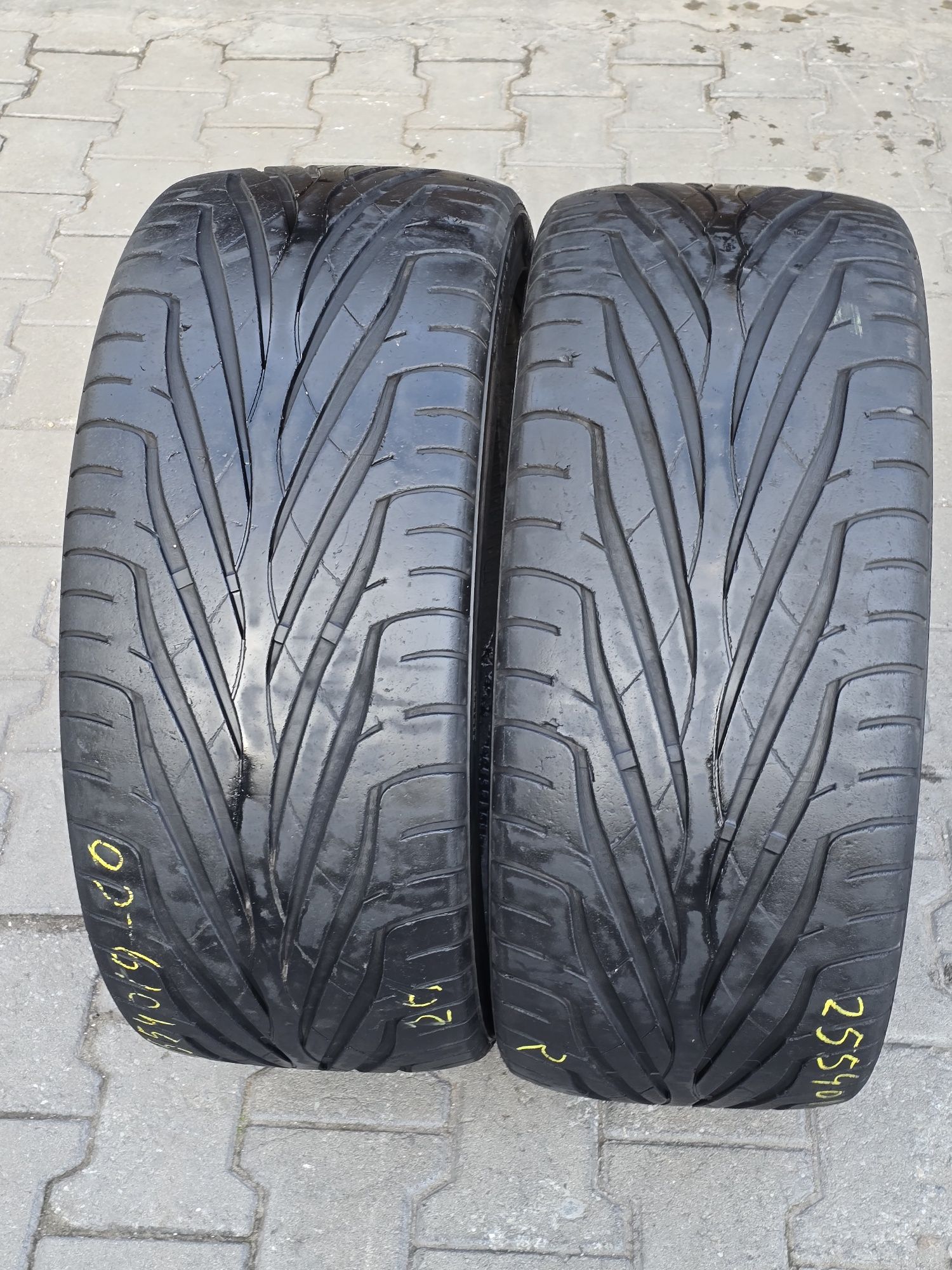 255 40 19 MAXXIS