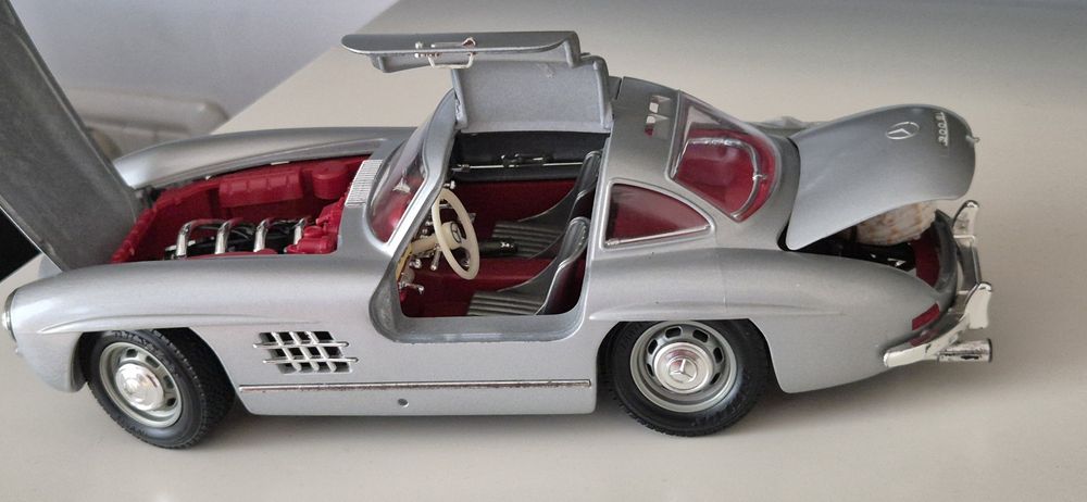 Macheta Mercedes 300 SL scara 1/18 Brurago metalica