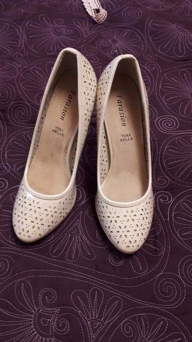 Reduși la 25! Pantofi nude marimea 39