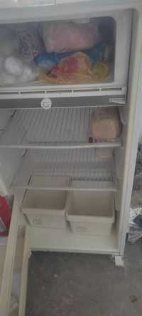 Холодильник продам рабочий холодильник морозит отлично  цену узновайте
