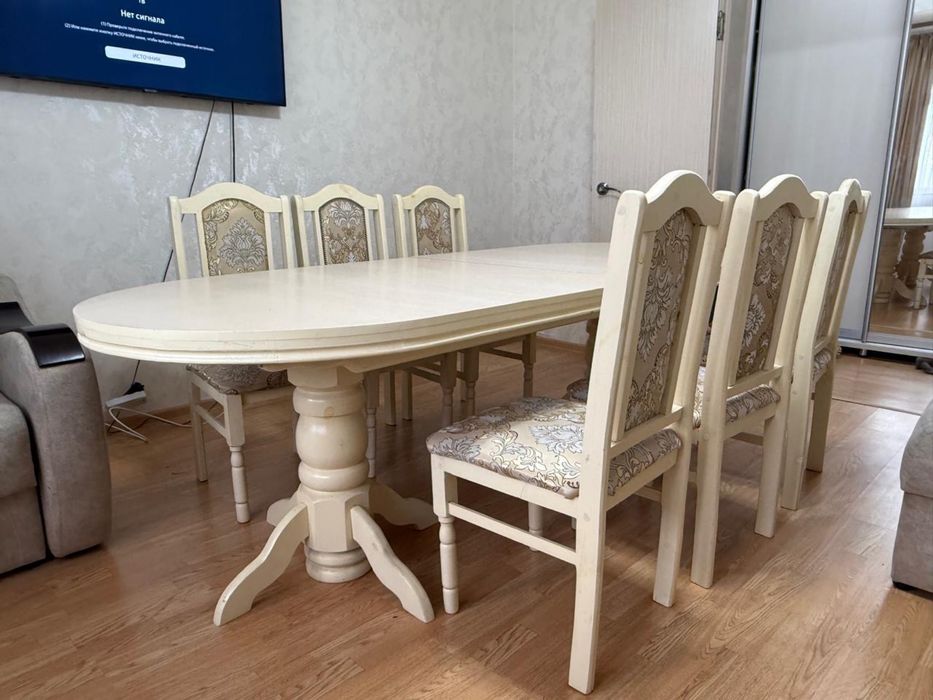 Стол со стульями в столовую