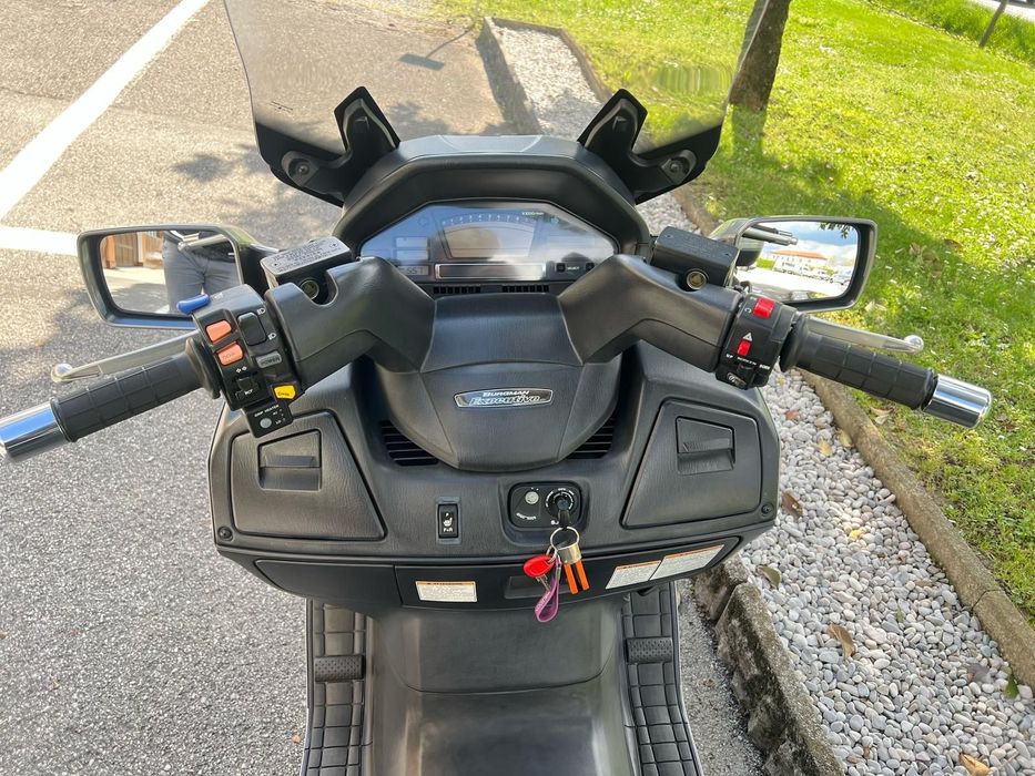 Suzuky Burgman 650 Exclusive
• an 2010
• ⁠motor 650
• ⁠km 36500