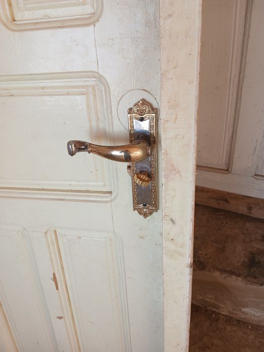 Taxta eshik sotiladi