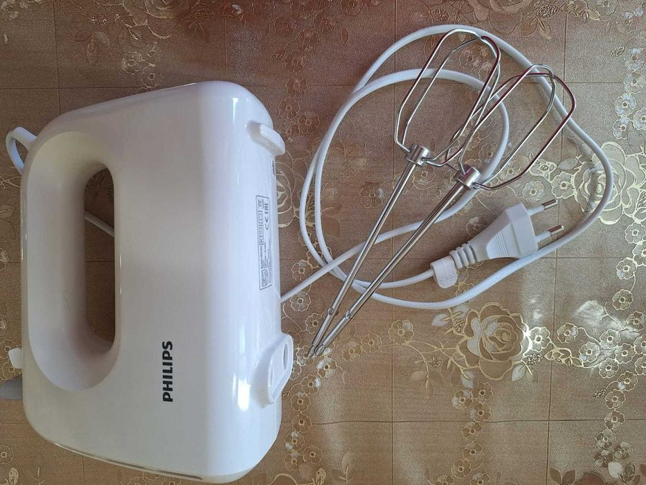 Миксер с двумя насадками.