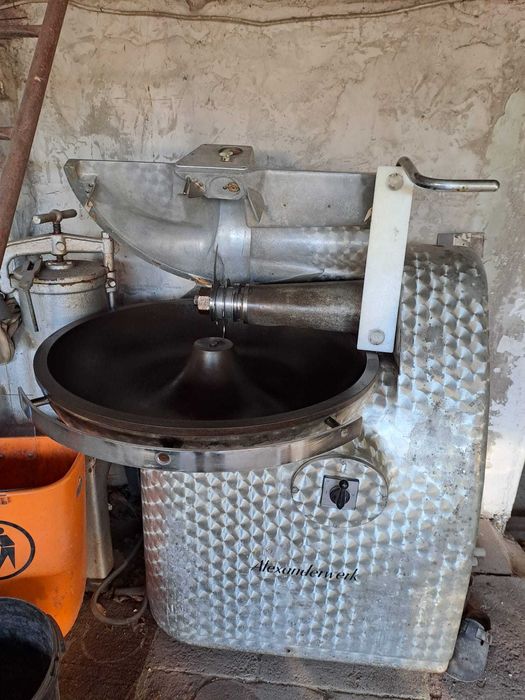 Cutter cu malaxor și masină umplut salam