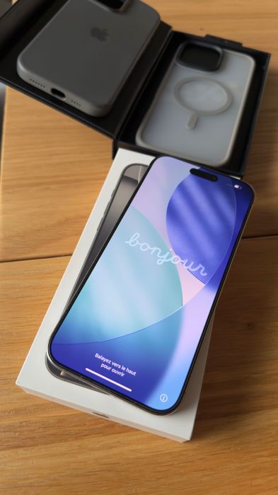 Vand Iphone 16 PRO Max 512 GB, impecabil, doua huse noi, 92 % baterie