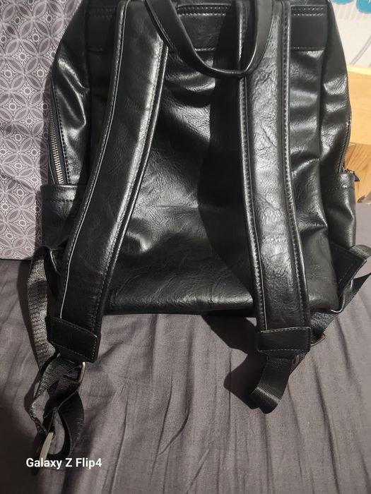 Продавам кожена раница 50 лв!