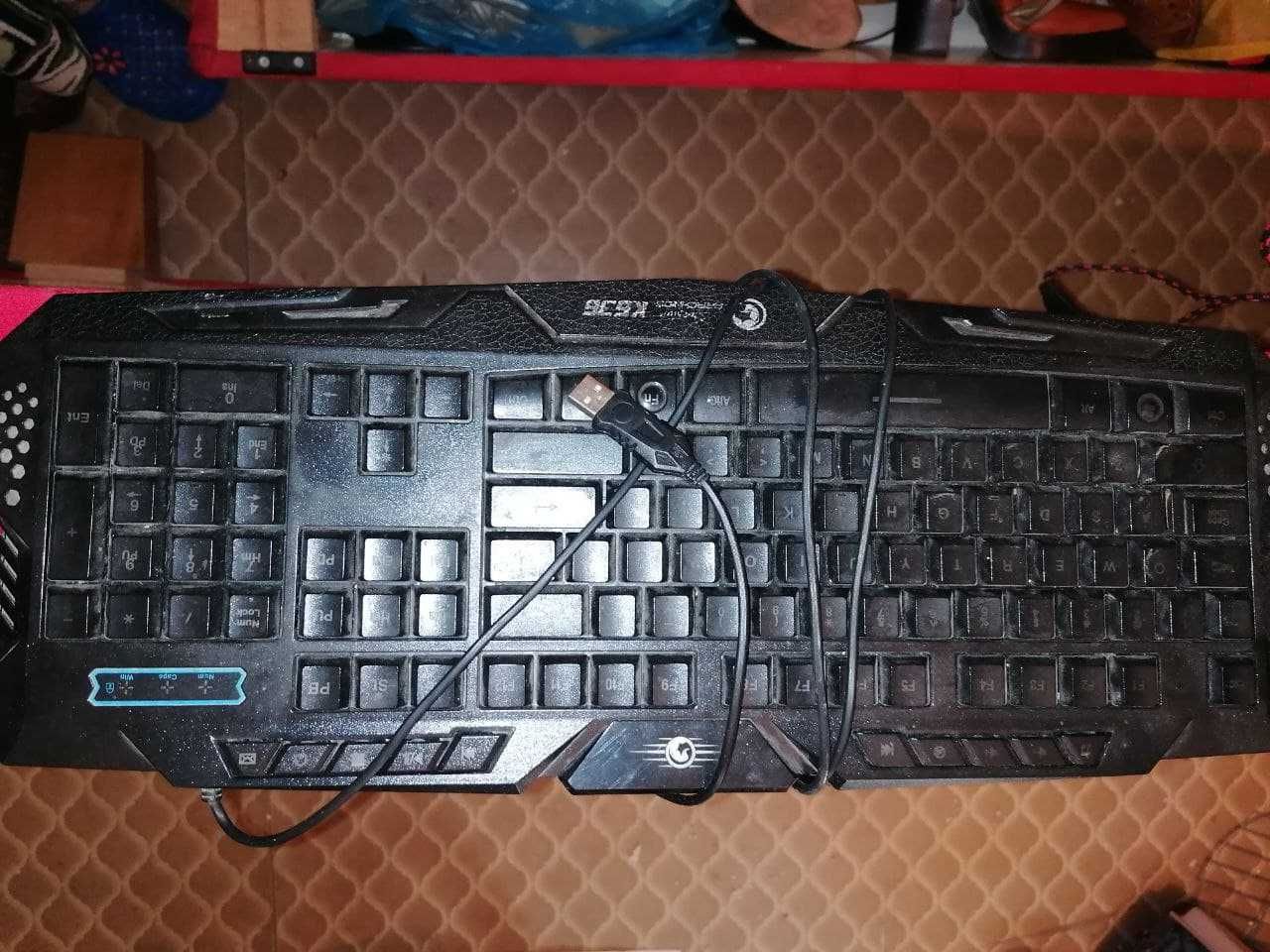 Tastatura si casti pentru jocuri