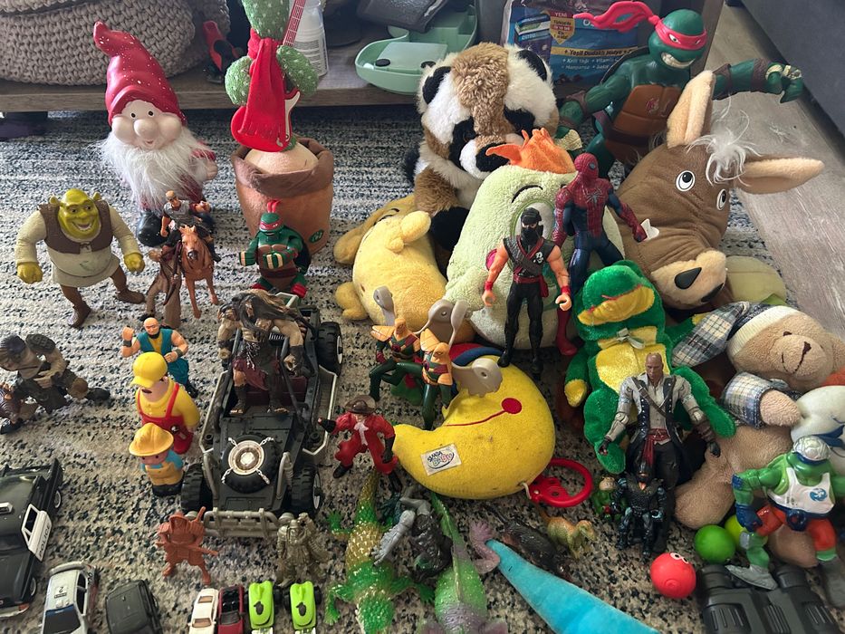 Различни играчки плюшени и не само