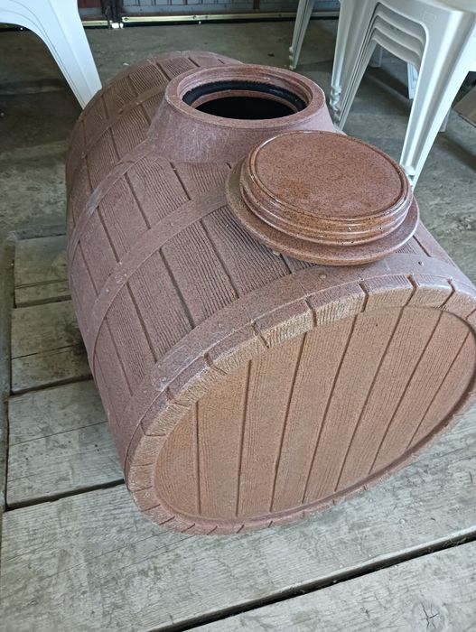 Vând butoi vin sau tuică.